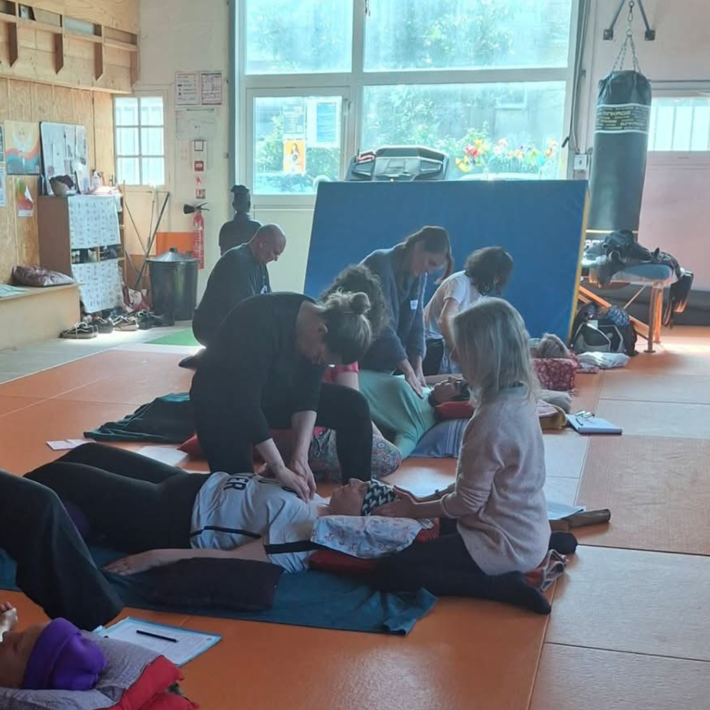 Séance de shiatsu pour accompagner une personne en traitement de cancer, pratique douce au sol